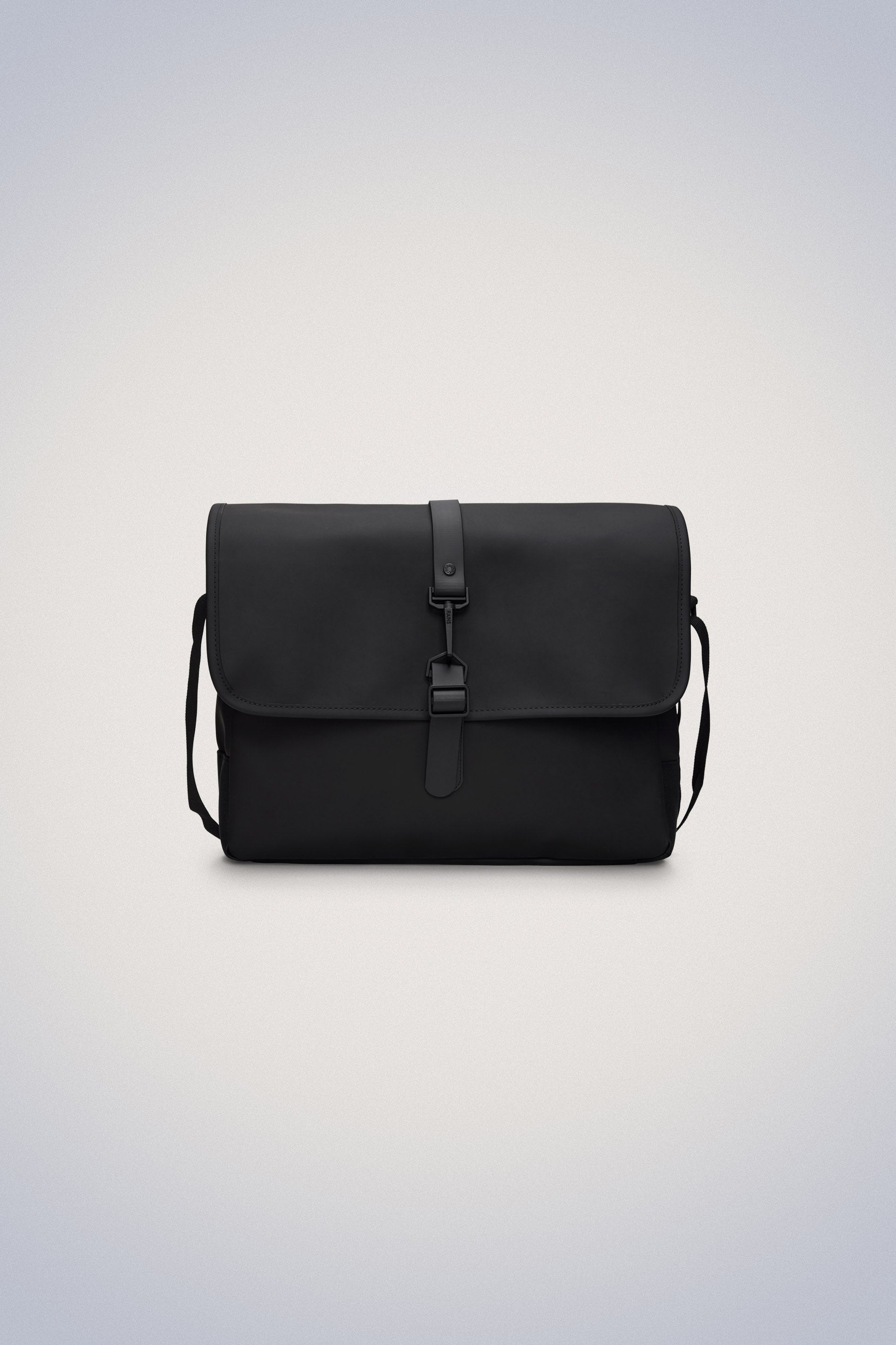 Rains® (レインズ) Blackの Messenger Bag - Blackをショッピング ...